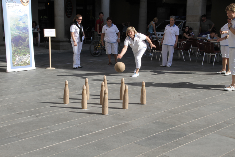 JEU ANCIEN LE JEU DES QUILLES DE SALON PAR LES BOULES